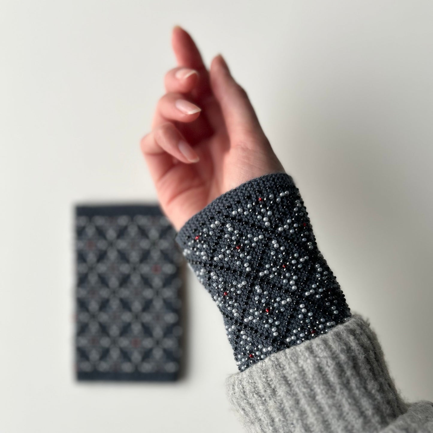 専用【チェコビーズ|受注制作】ダークグレーベースとモノトーンビーズなのにどこか華やかな、愛らしい赤いビーズがポイントの花畑のようなリエシネス ✴︎