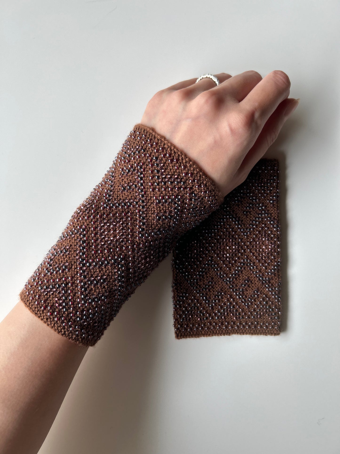 《受注制作》 Ingrida. 【Amulet】ブラウンにピンクやモーブ、レッドパールのビーズ/リエシネス