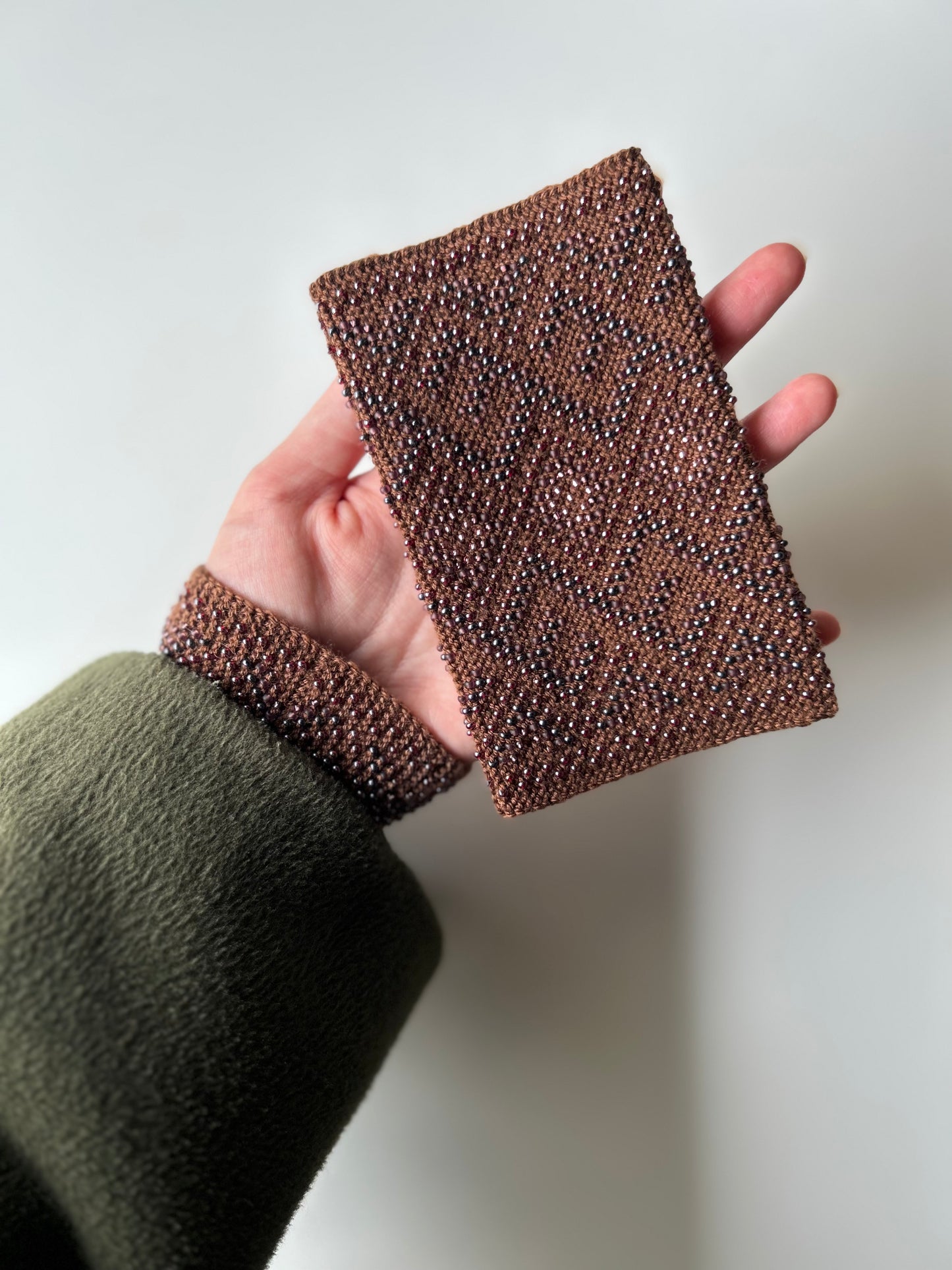 《受注制作》 Ingrida. 【Amulet】ブラウンにピンクやモーブ、レッドパールのビーズ/リエシネス