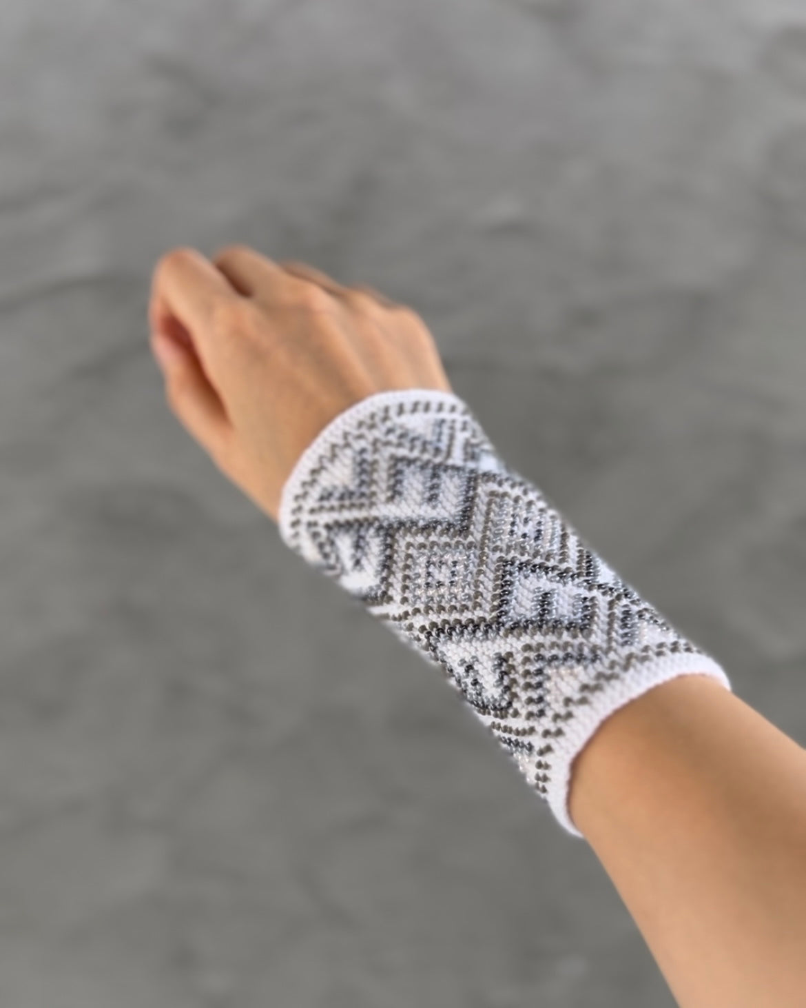 《受注制作 ビーズ変更あり》Ingrida.【Amulet】ホワイトにグレーのグラデーション