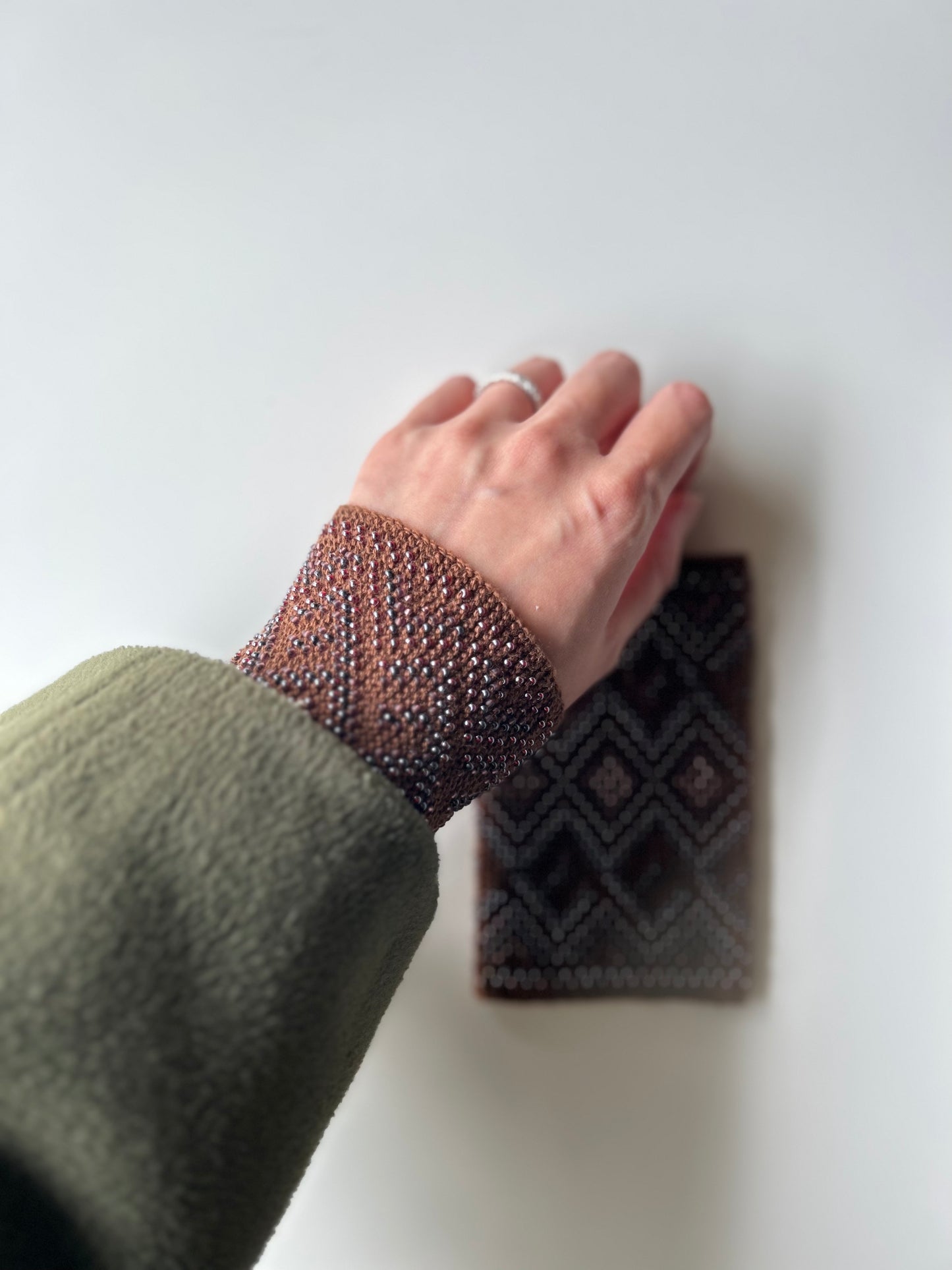《受注制作》 Ingrida. 【Amulet】ブラウンにピンクやモーブ、レッドパールのビーズ/リエシネス