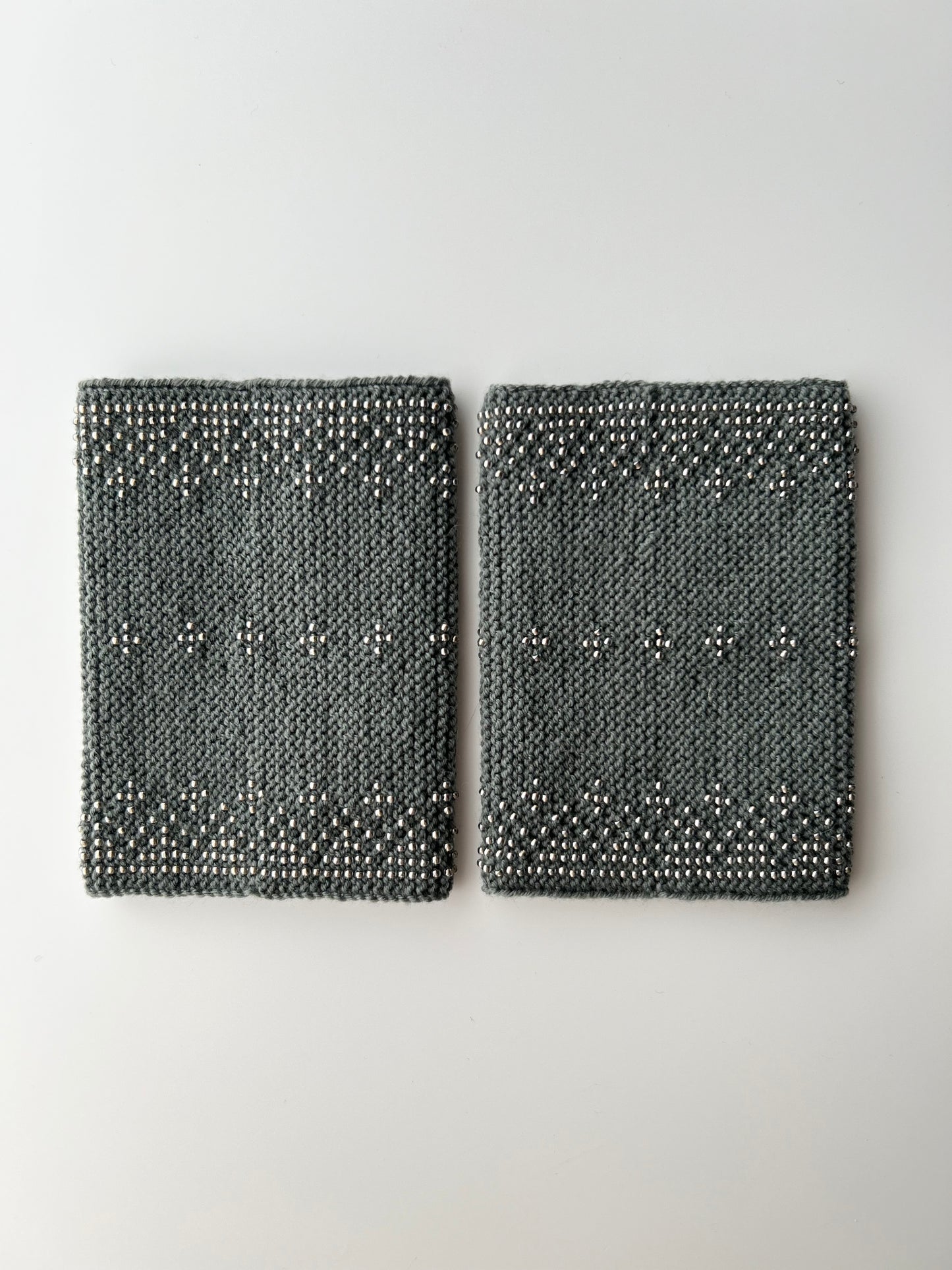 柔らかカーキにクリアゴールド✳︎長さ約11.3cm×幅約8.4cm(〜22cm)