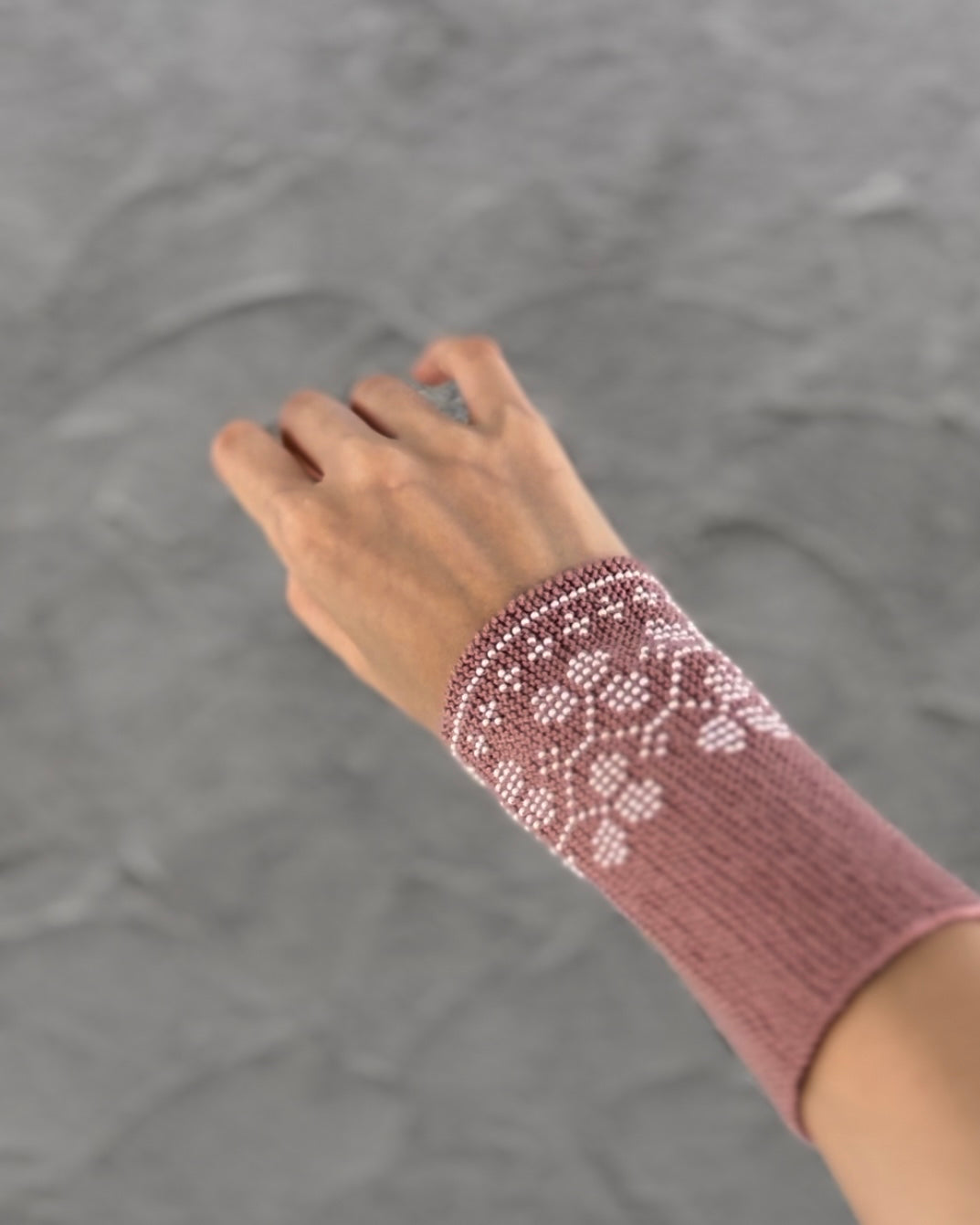 ビーズ編みのリストウォーマー(ピンク色) - 手袋