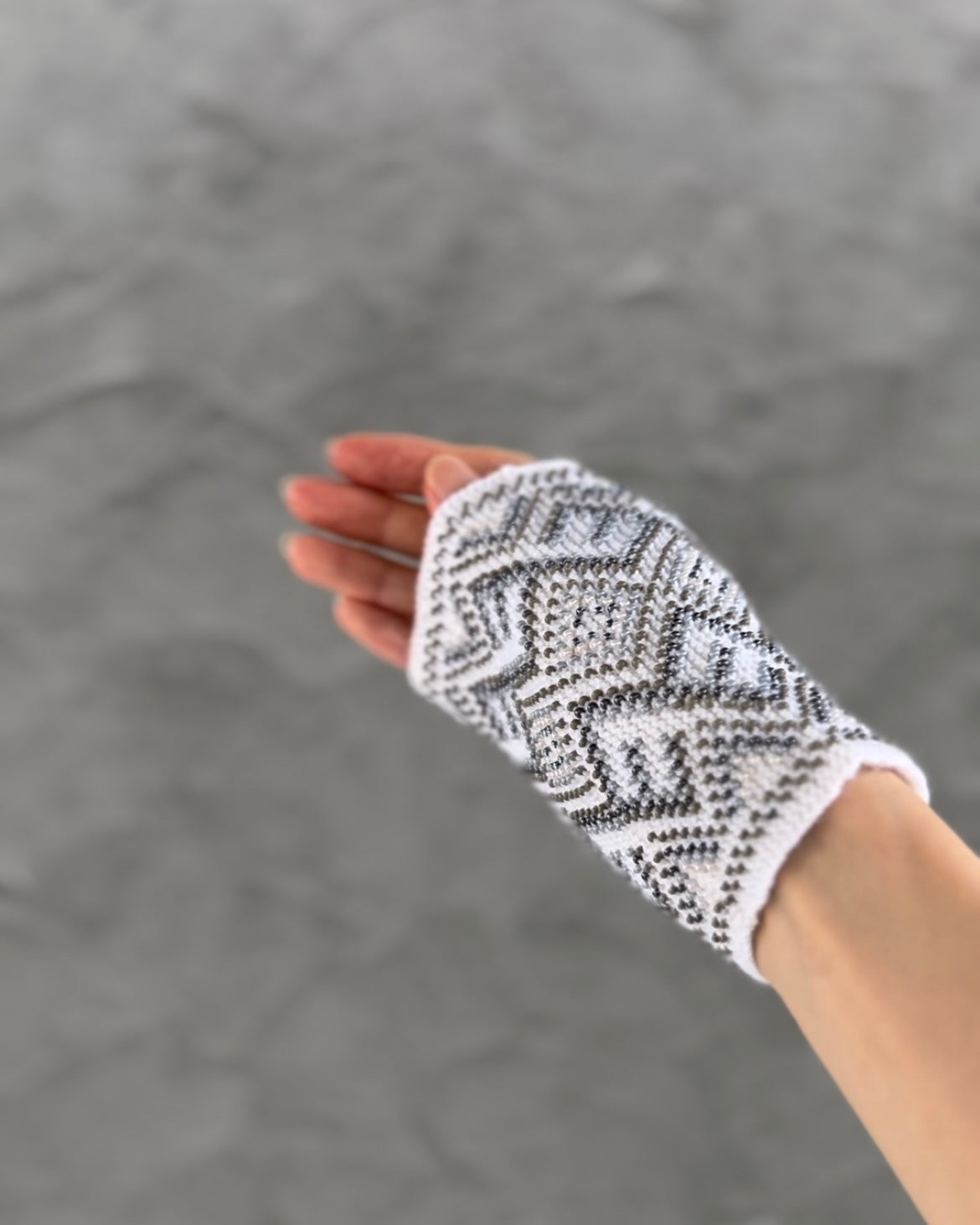 《受注制作 ビーズ変更あり》Ingrida.【Amulet】ホワイトにグレーのグラデーション
