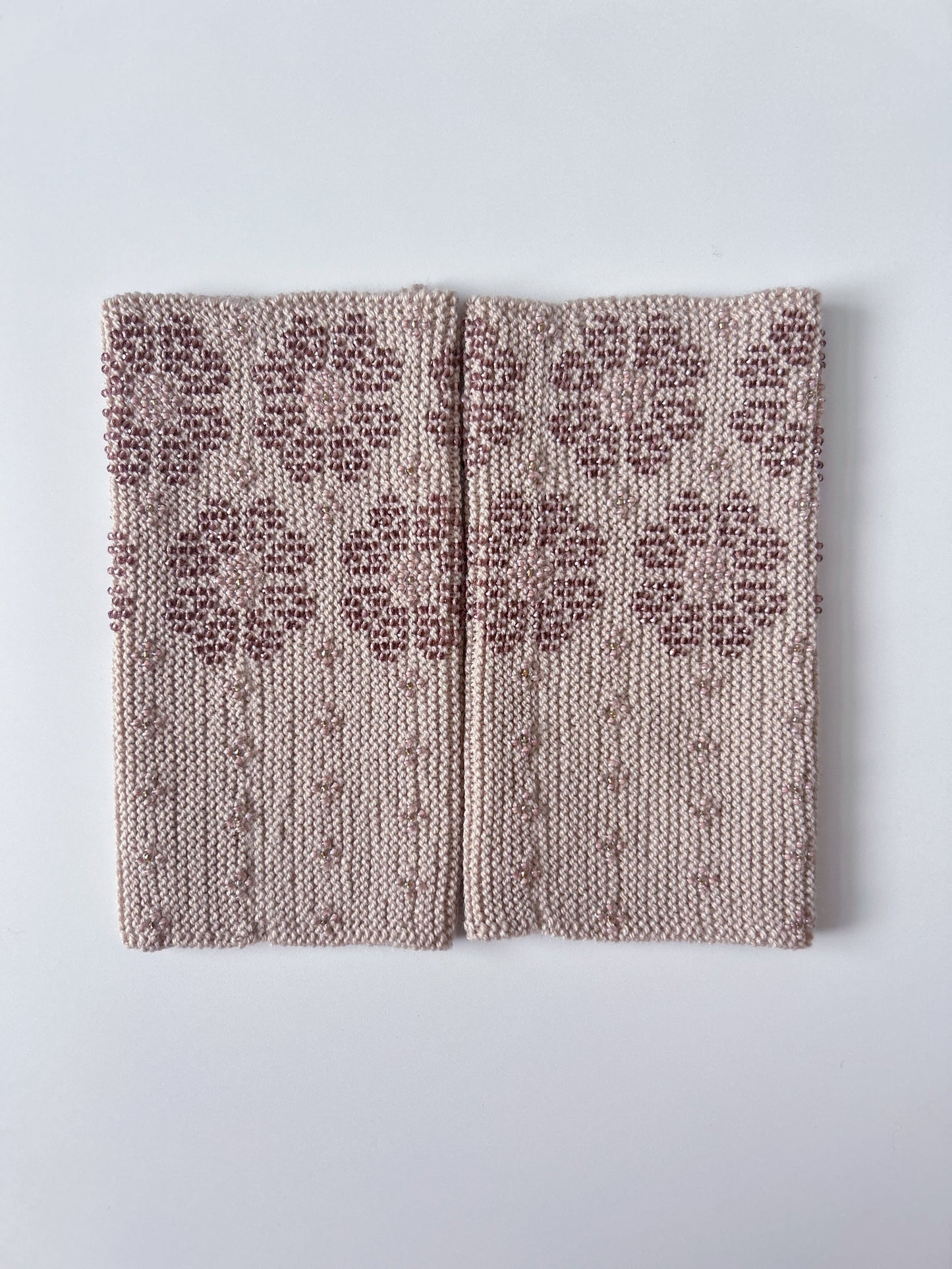 【即納】サウレリア|ピンクベージュ|クリスタル入り手編みリストウォーマー