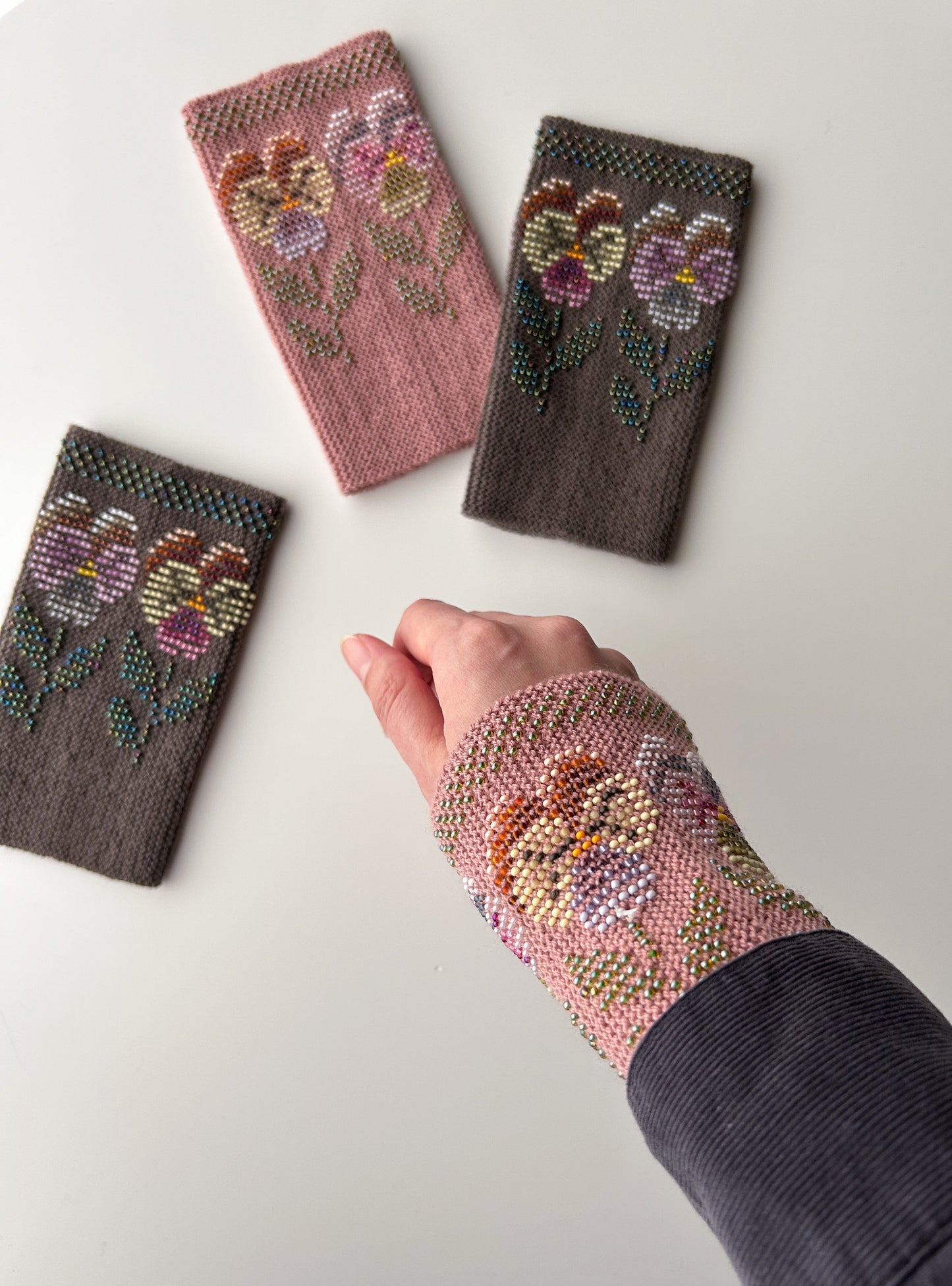 【即納】エターナルパンジー｜クラシックローズ｜手編みリストウォーマー