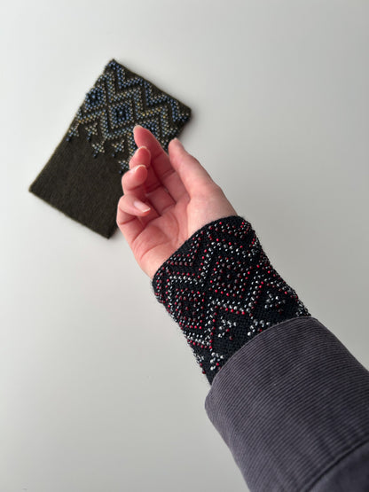 人気No.1【即納】シャンデリア｜選べる2色｜クリスタル入り手編みリストウォーマー