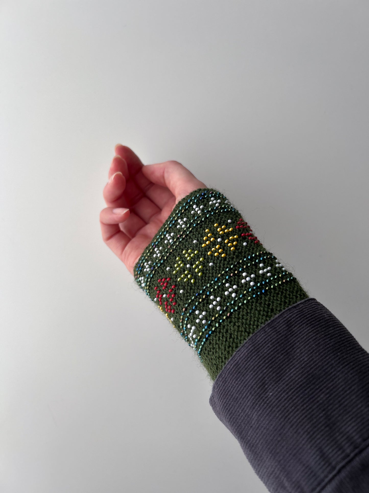 少しゆったり【即納】ルミナフォーチュナ｜カーキグリーン｜手編みリストウォーマー