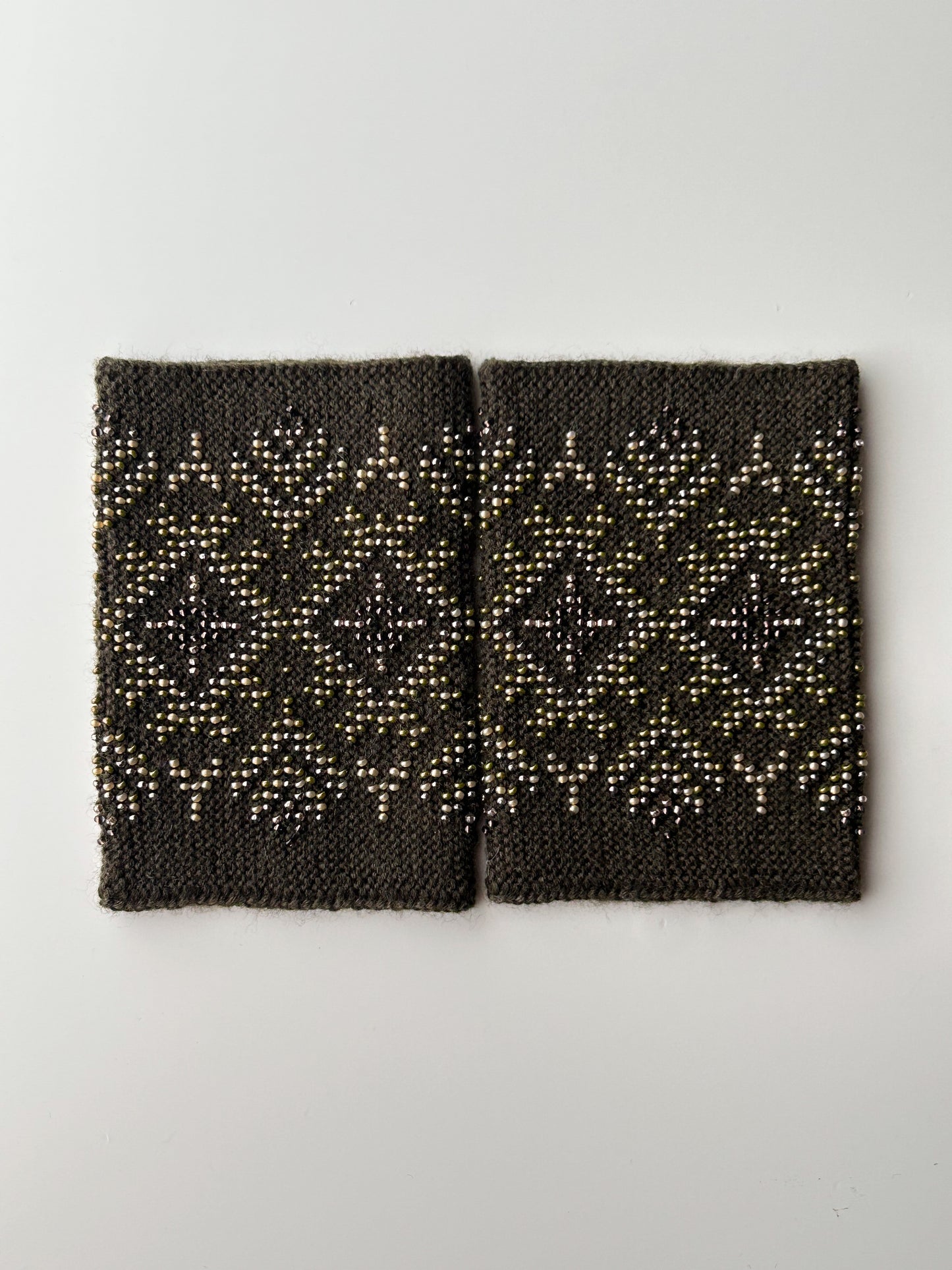 【即納】アストラルツリー｜カーキブラウン｜手編みリストウォーマー