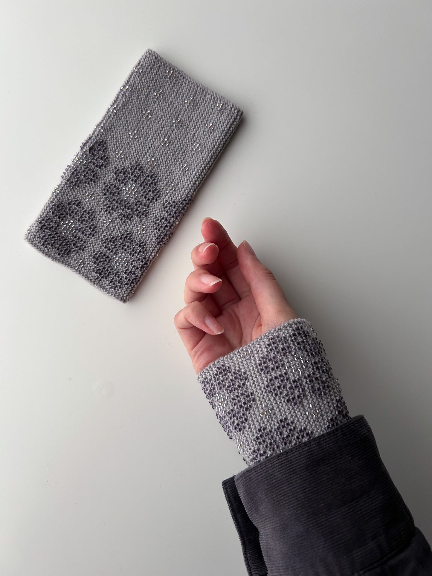 上下2way！ 【即納】サウレリア｜ウォームグレー｜クリスタル入り手編みリストウォーマー虹色