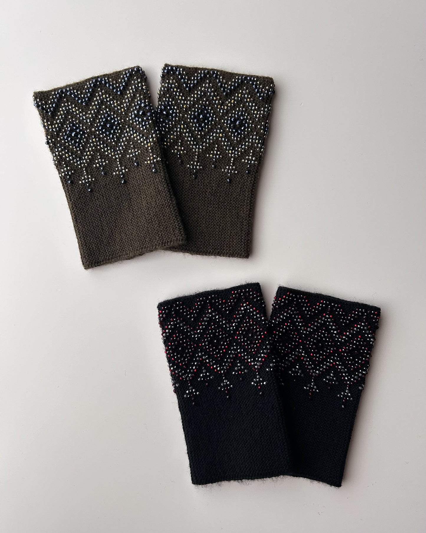 人気No.1【即納】シャンデリア｜選べる2色｜クリスタル入り手編みリストウォーマー