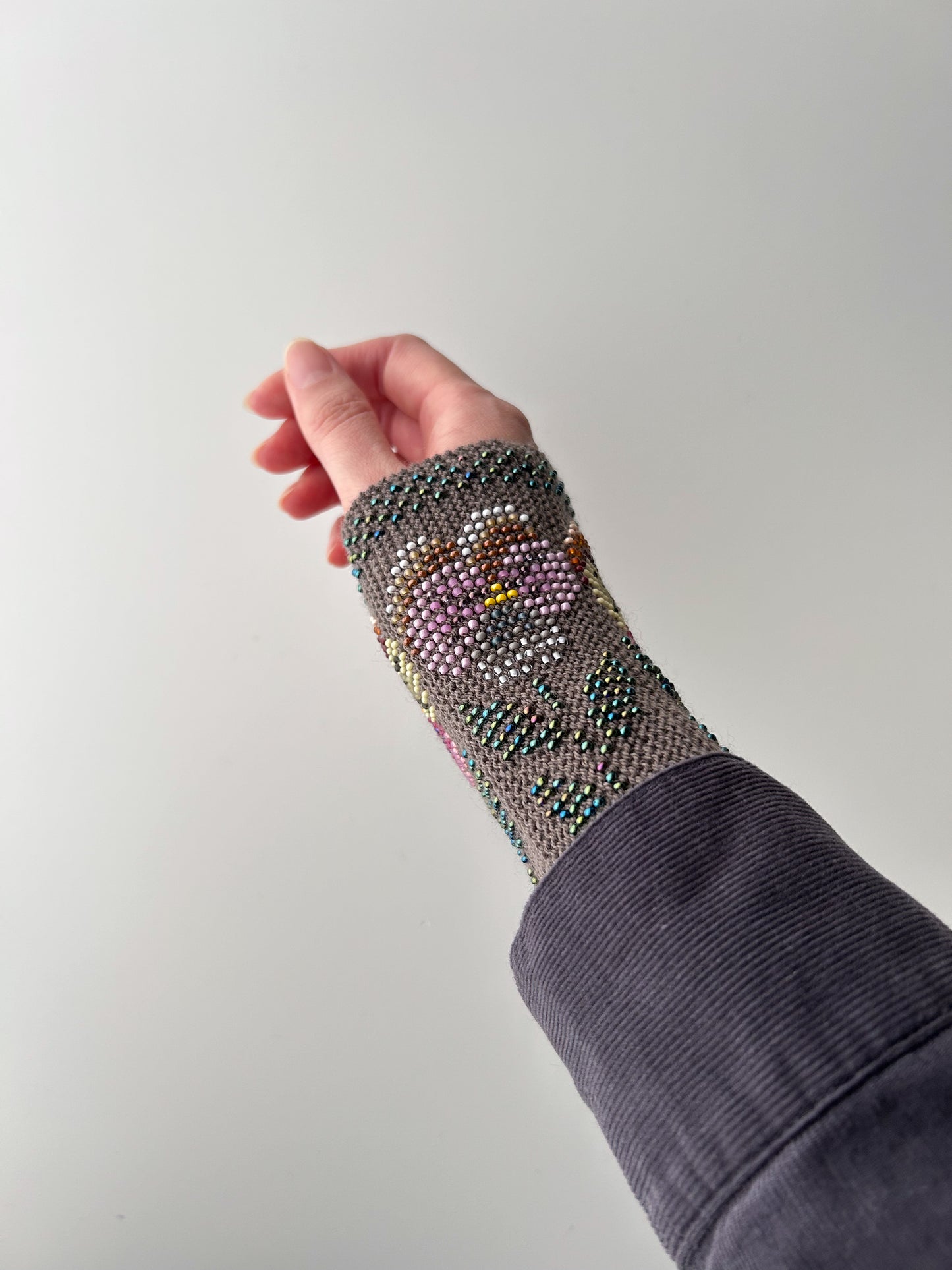 【即納】エターナルパンジー｜モカブラウン｜手編みリストウォーマー