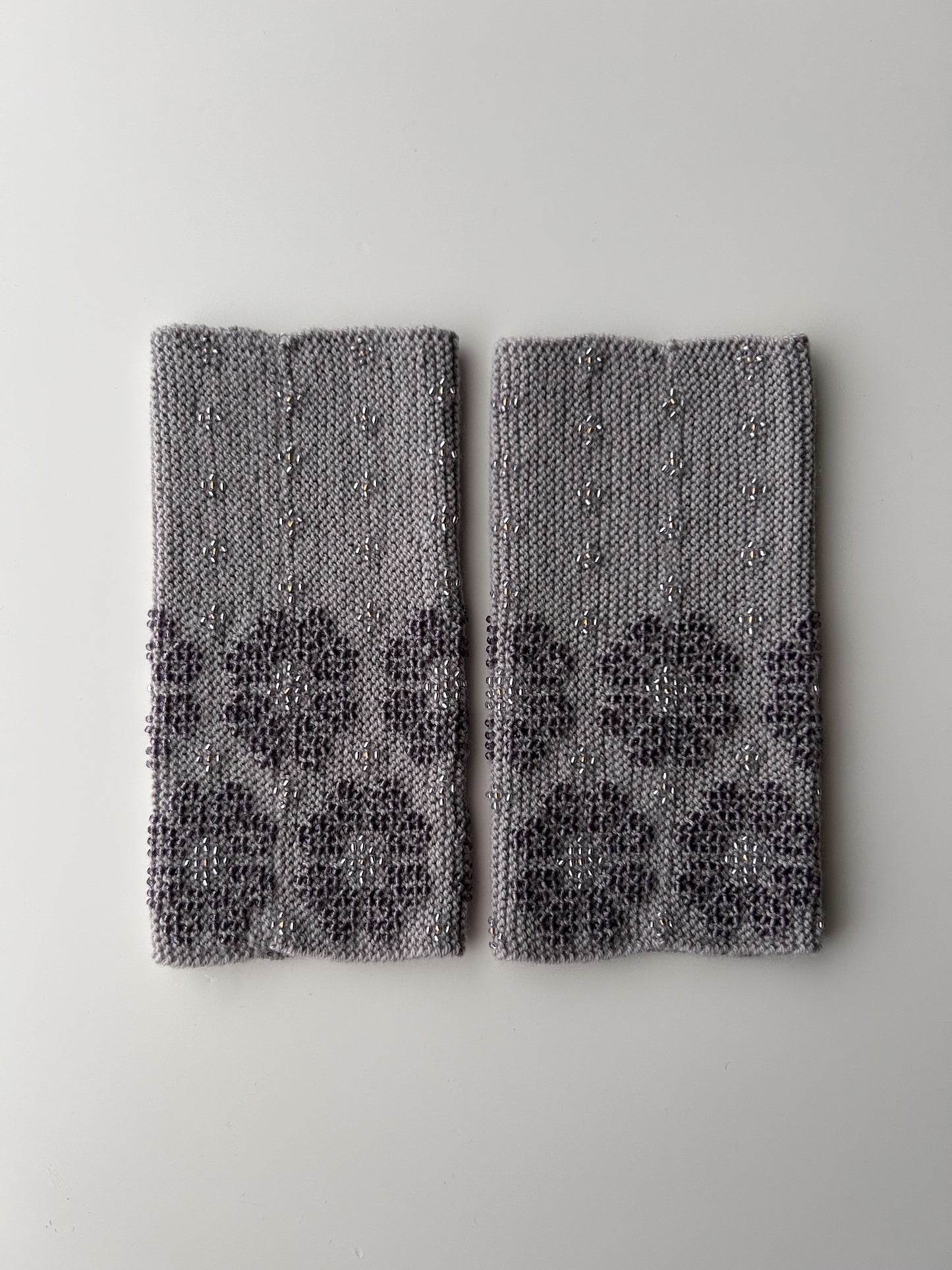 上下2way！ 【即納】サウレリア｜ウォームグレー｜クリスタル入り手編みリストウォーマー虹色