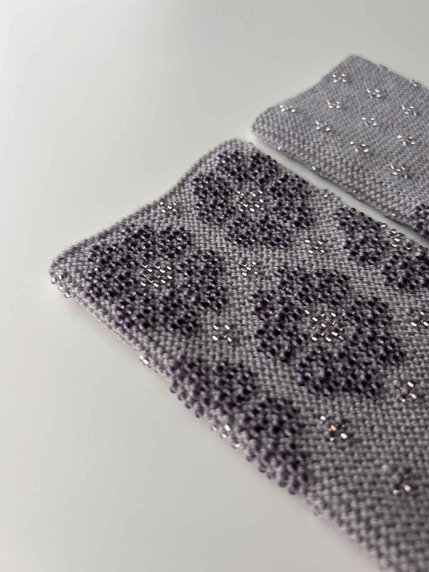 上下2way！ 【即納】サウレリア｜ウォームグレー｜クリスタル入り手編みリストウォーマー虹色