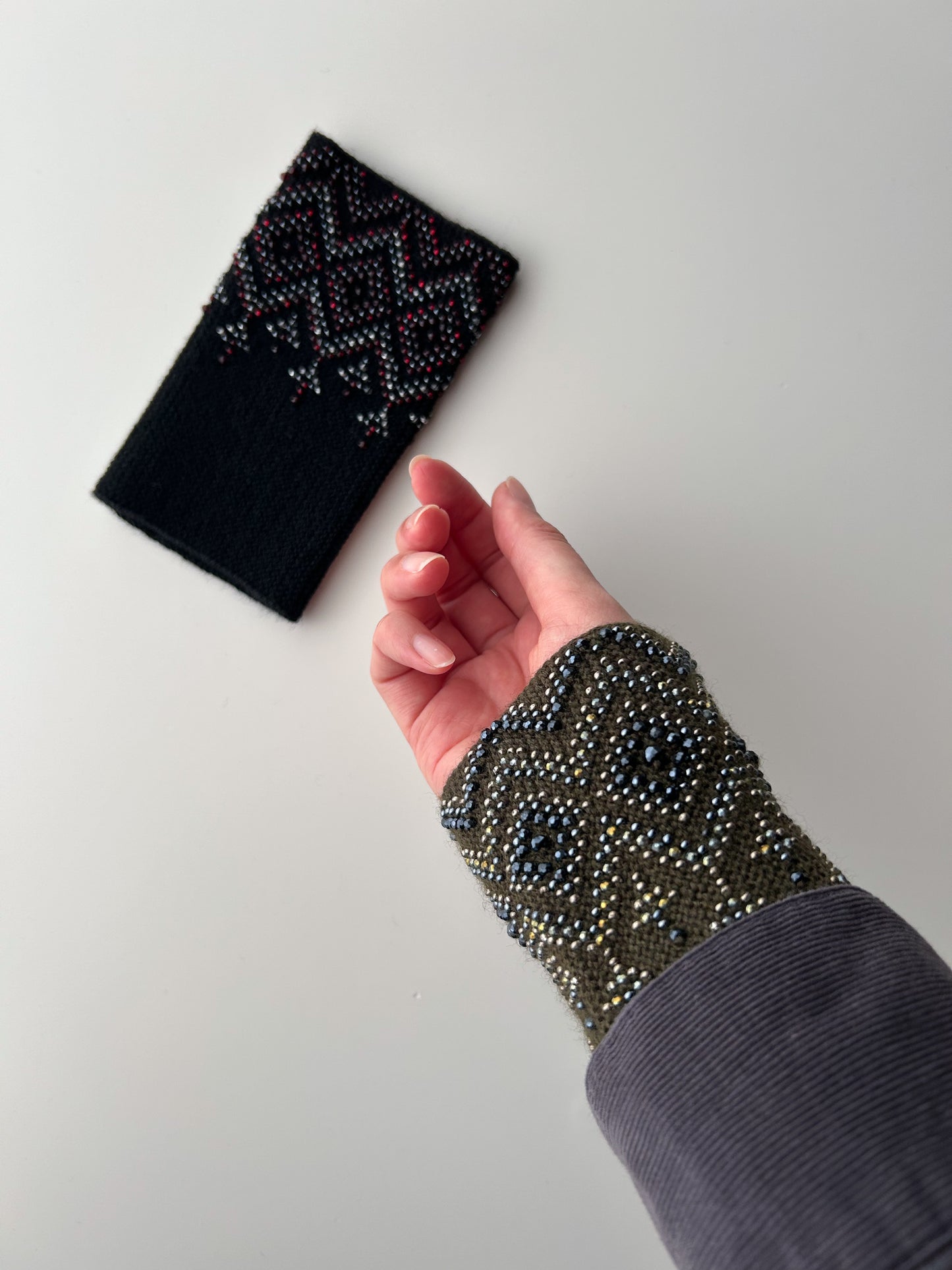 人気No.1【即納】シャンデリア｜選べる2色｜クリスタル入り手編みリストウォーマー