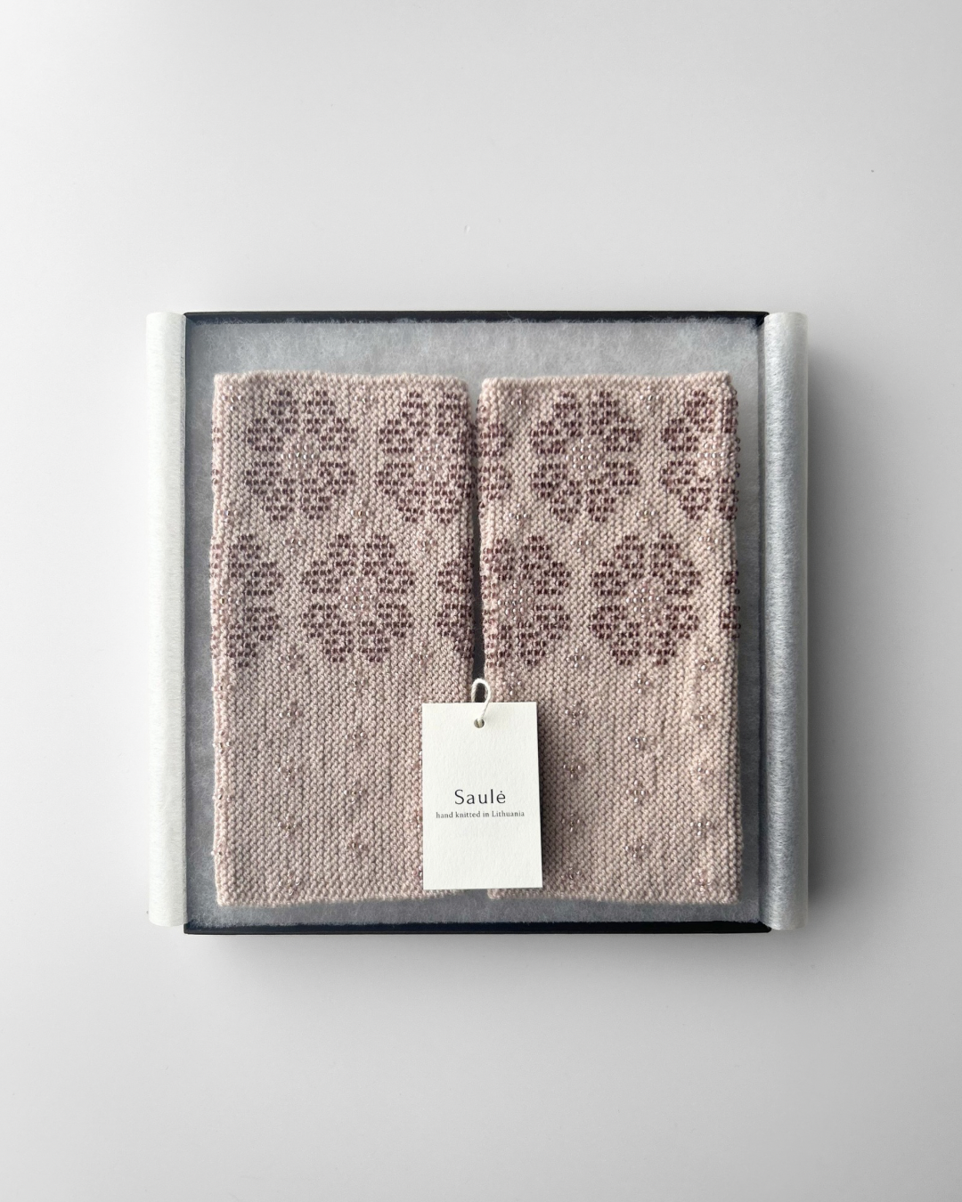 【即納】サウレリア｜ピンクベージュ｜クリスタル入り手編みリストウォーマー