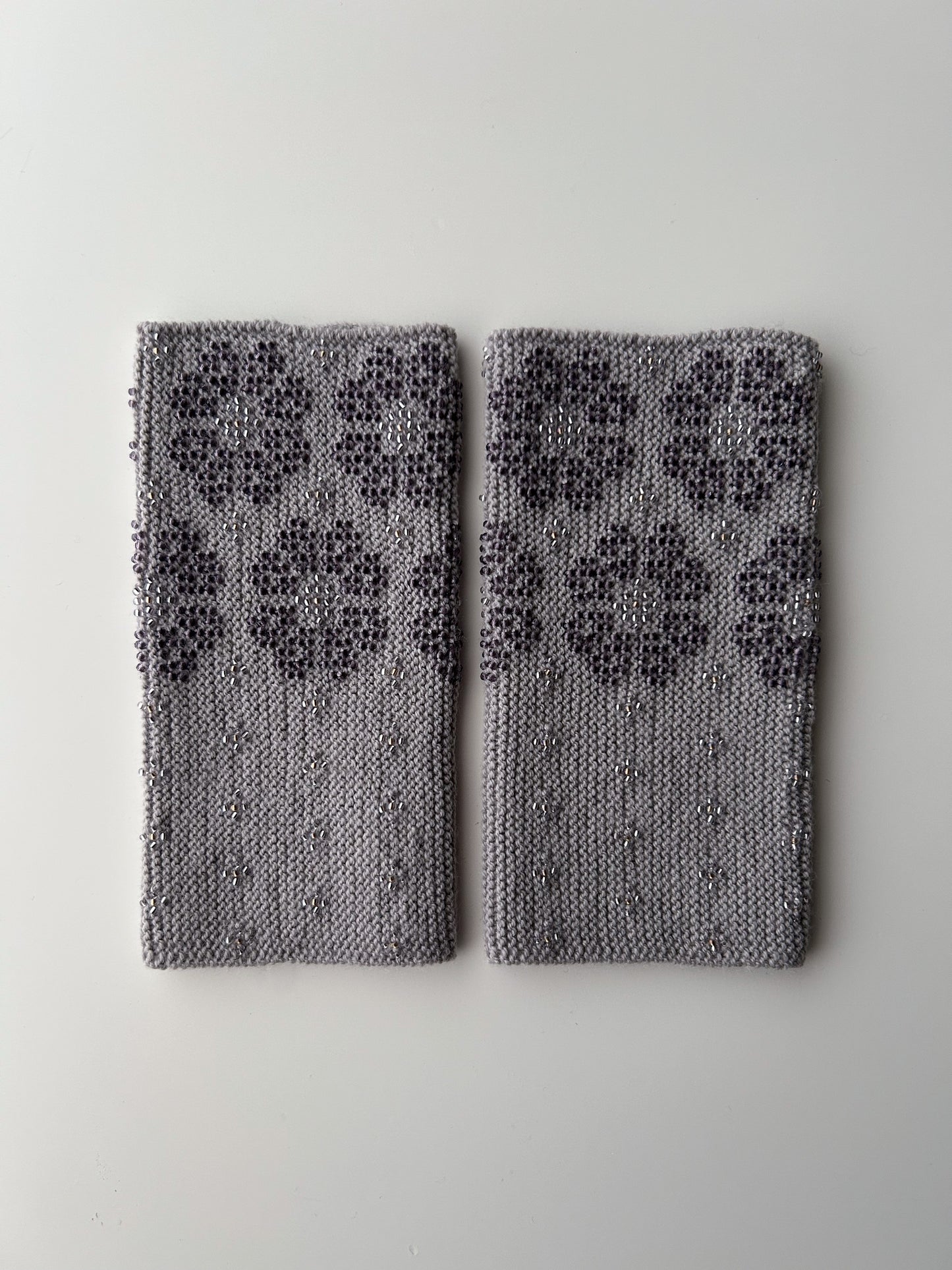 上下2way！ 【即納】サウレリア｜ウォームグレー｜クリスタル入り手編みリストウォーマー虹色