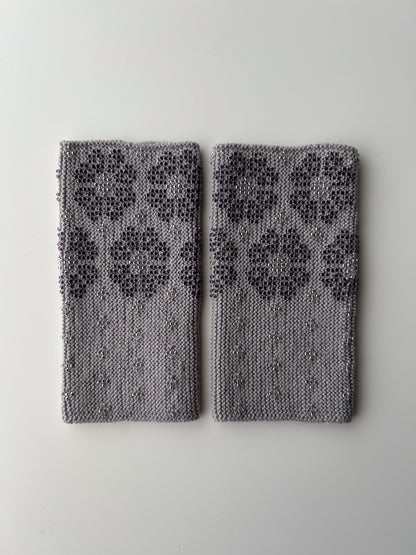 上下2way！ 【即納】サウレリア｜ウォームグレー｜クリスタル入り手編みリストウォーマー虹色