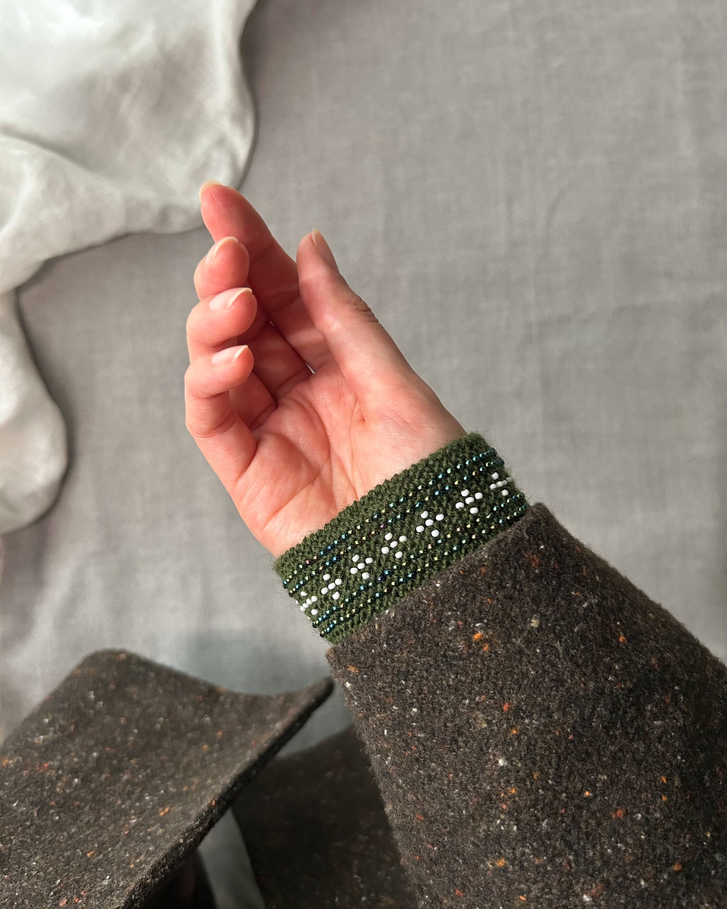 少しゆったり【即納】ルミナフォーチュナ｜カーキグリーン｜手編みリストウォーマー