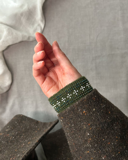 少しゆったり【即納】ルミナフォーチュナ｜カーキグリーン｜手編みリストウォーマー