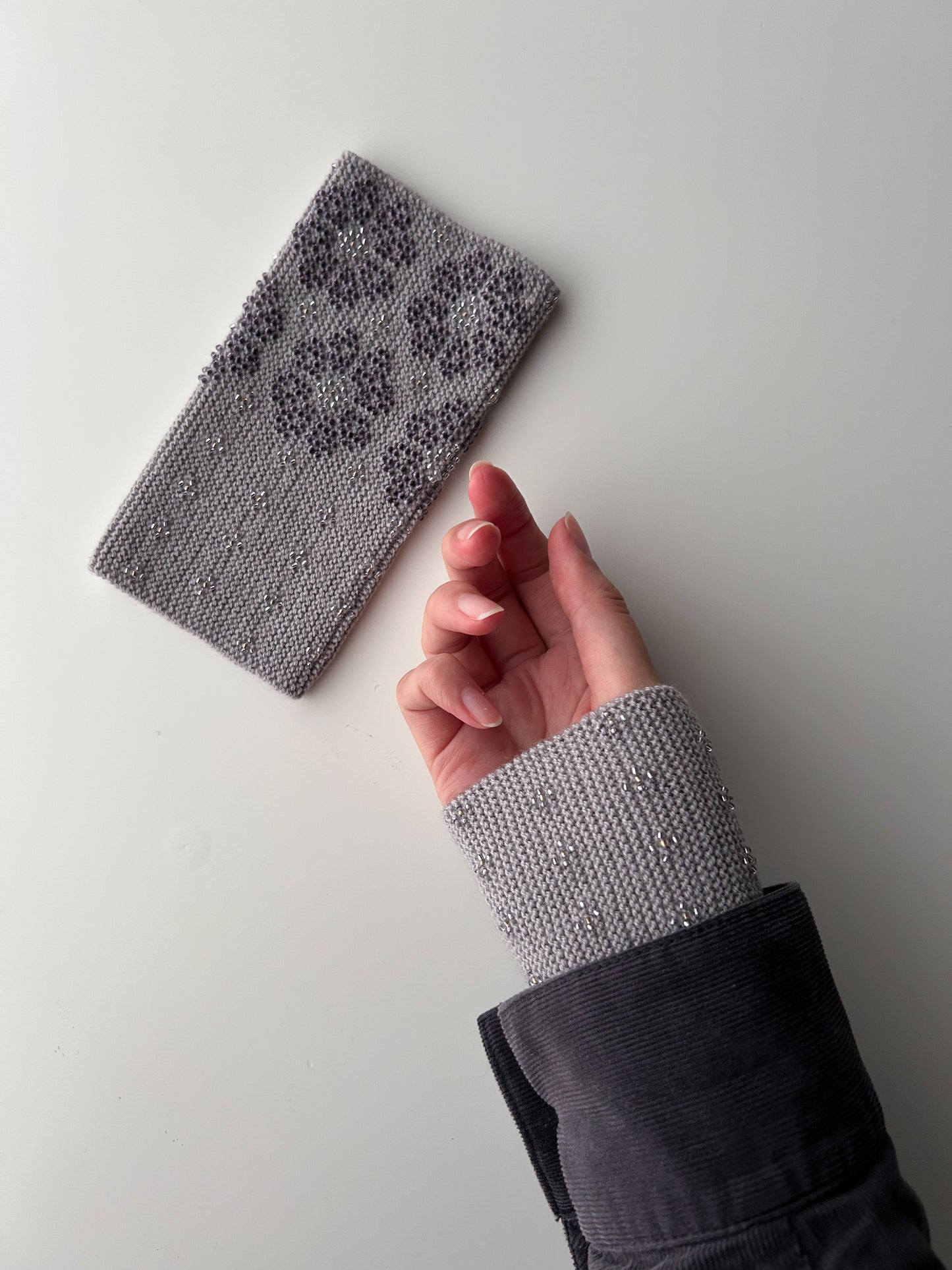 上下2way！ 【即納】サウレリア｜ウォームグレー｜クリスタル入り手編みリストウォーマー虹色