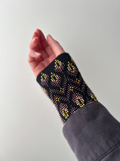 【即納】シンフォニックフラワー｜ブラック｜手編みリストウォーマー